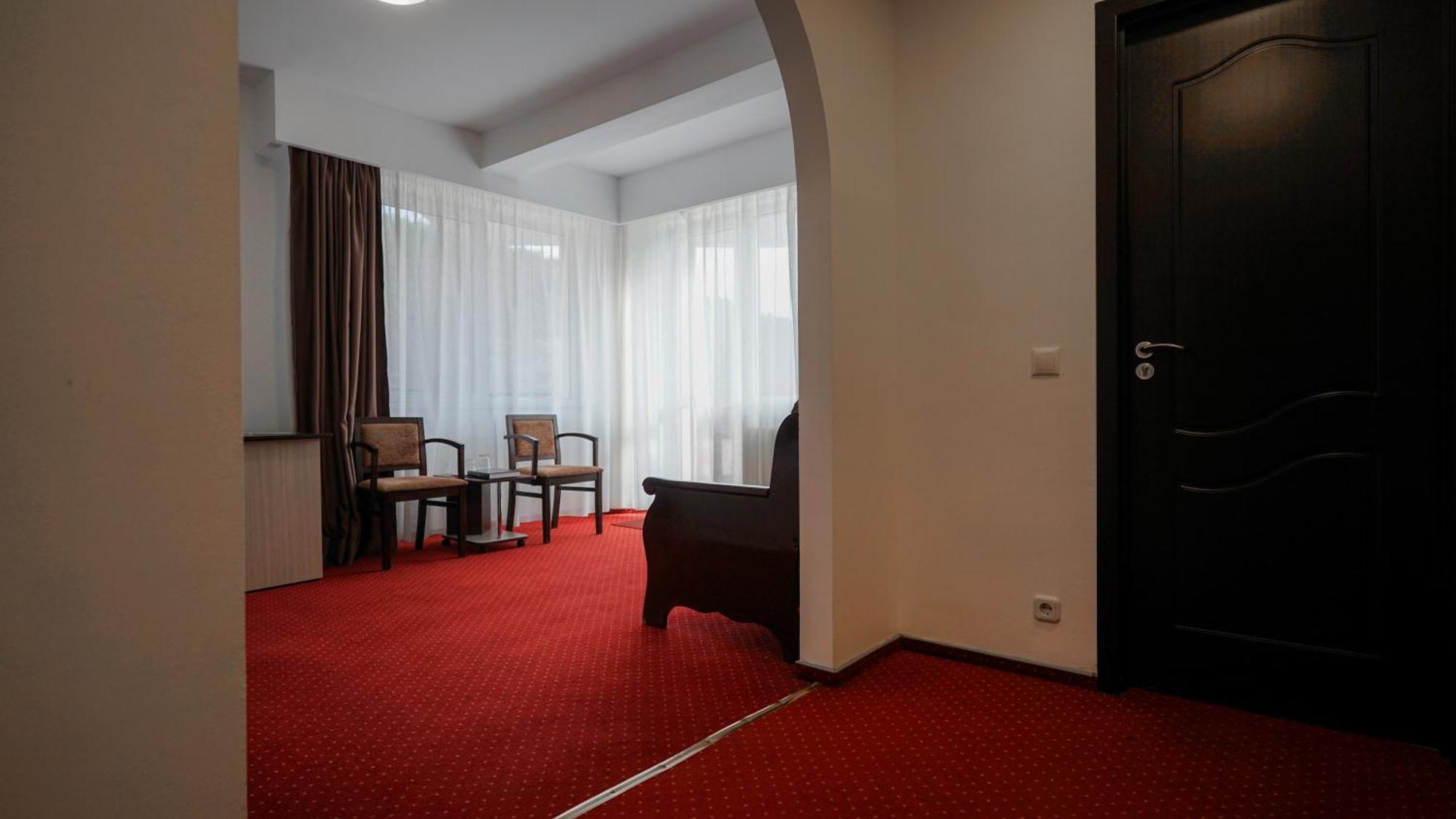 Hotel Vila Trandafirul Si Liliacul Caciulata Exteriér fotografie