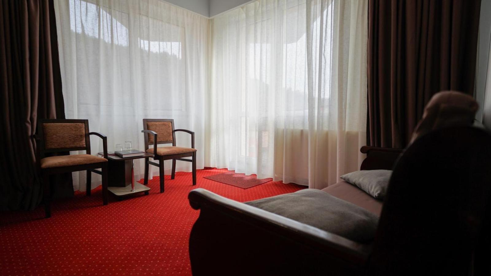 Hotel Vila Trandafirul Si Liliacul Caciulata Exteriér fotografie