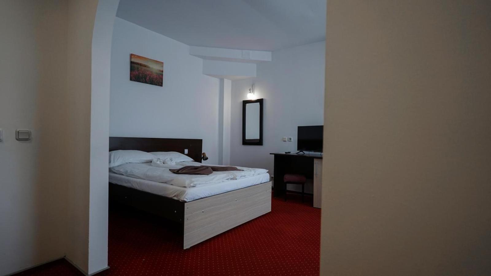 Hotel Vila Trandafirul Si Liliacul Caciulata Exteriér fotografie