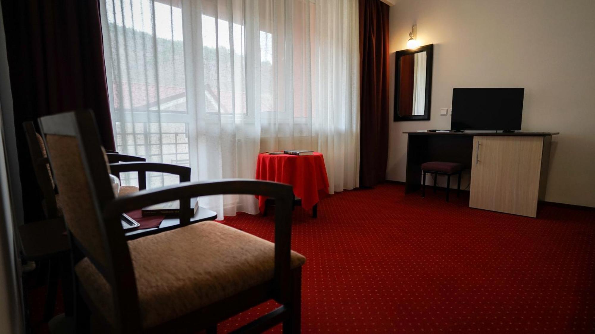Hotel Vila Trandafirul Si Liliacul Caciulata Exteriér fotografie