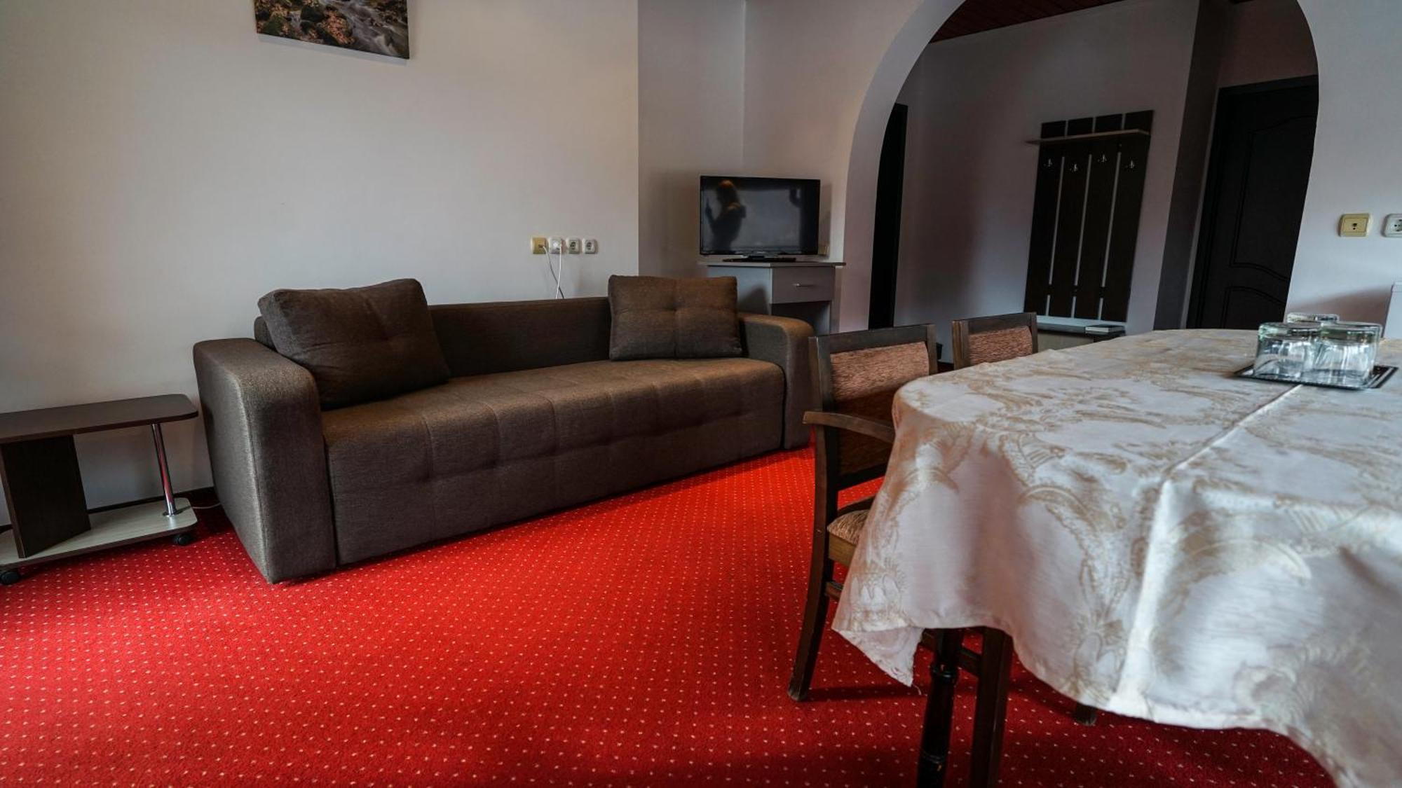 Hotel Vila Trandafirul Si Liliacul Caciulata Exteriér fotografie