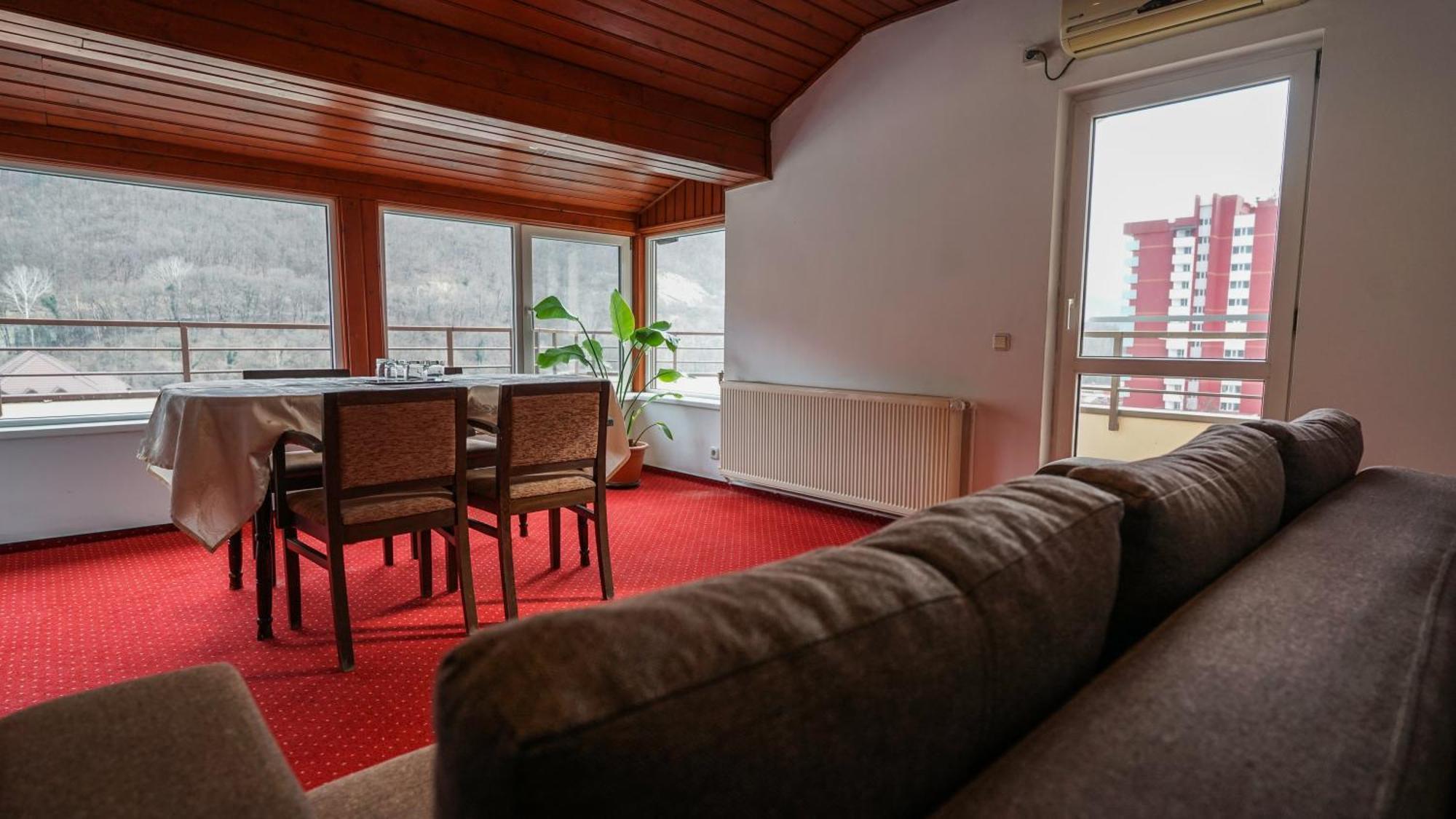 Hotel Vila Trandafirul Si Liliacul Caciulata Exteriér fotografie