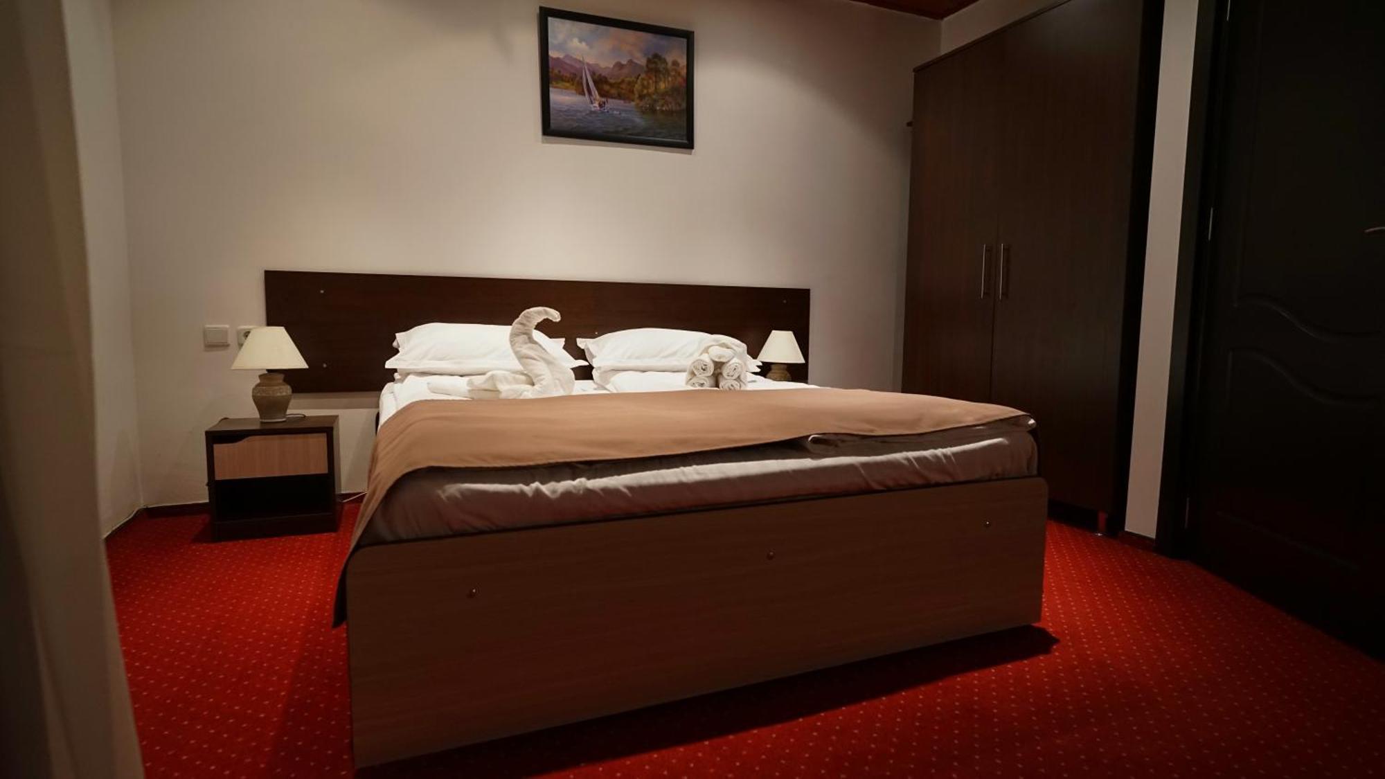 Hotel Vila Trandafirul Si Liliacul Caciulata Exteriér fotografie