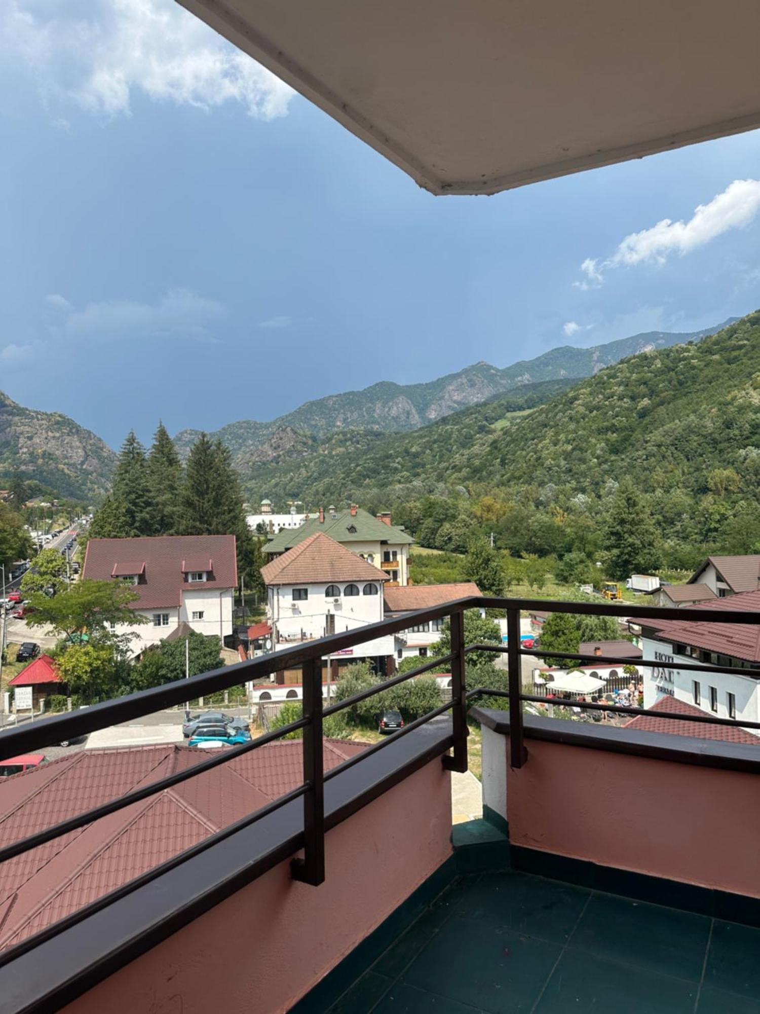 Hotel Vila Trandafirul Si Liliacul Caciulata Exteriér fotografie