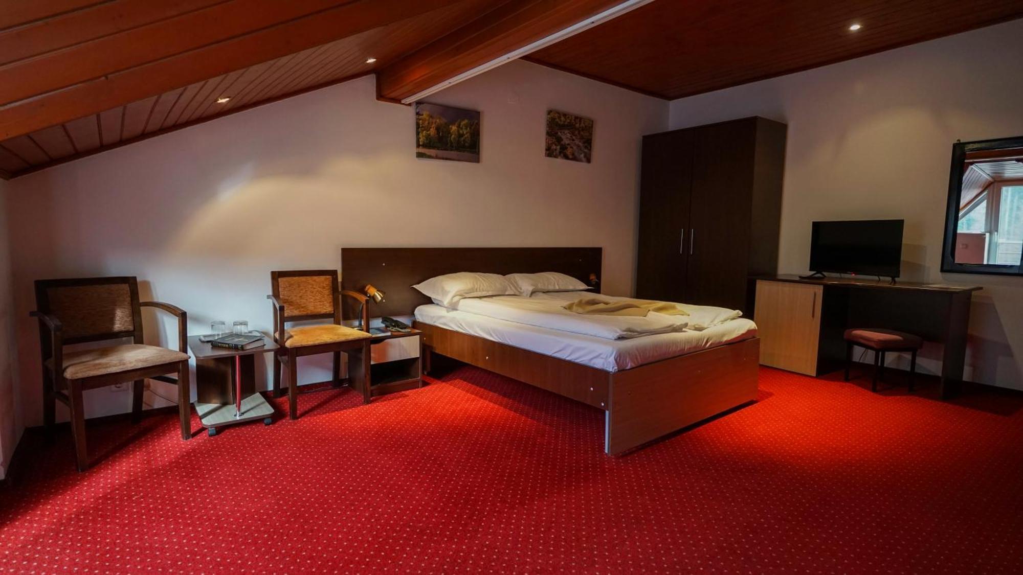 Hotel Vila Trandafirul Si Liliacul Caciulata Exteriér fotografie