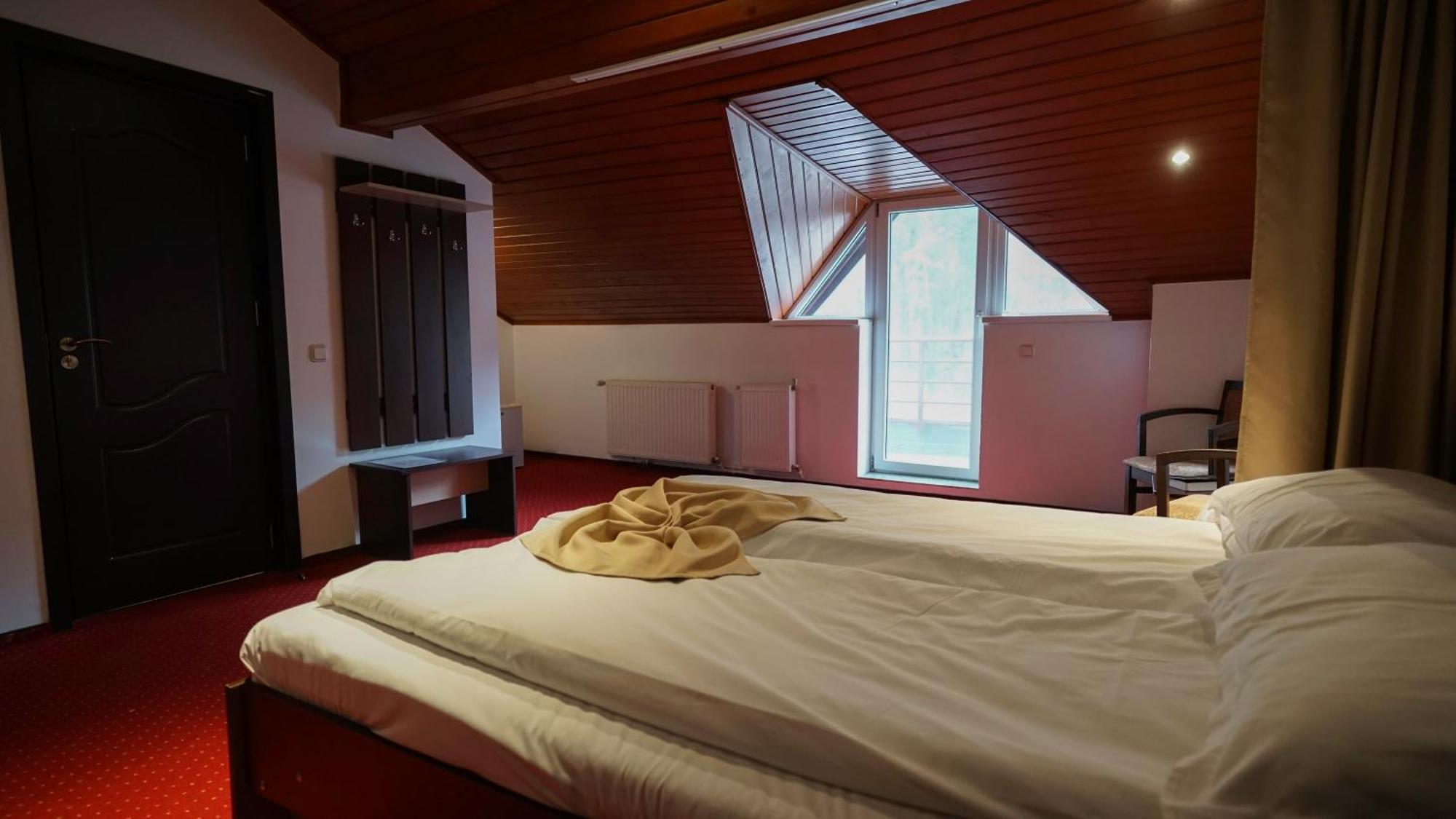 Hotel Vila Trandafirul Si Liliacul Caciulata Exteriér fotografie
